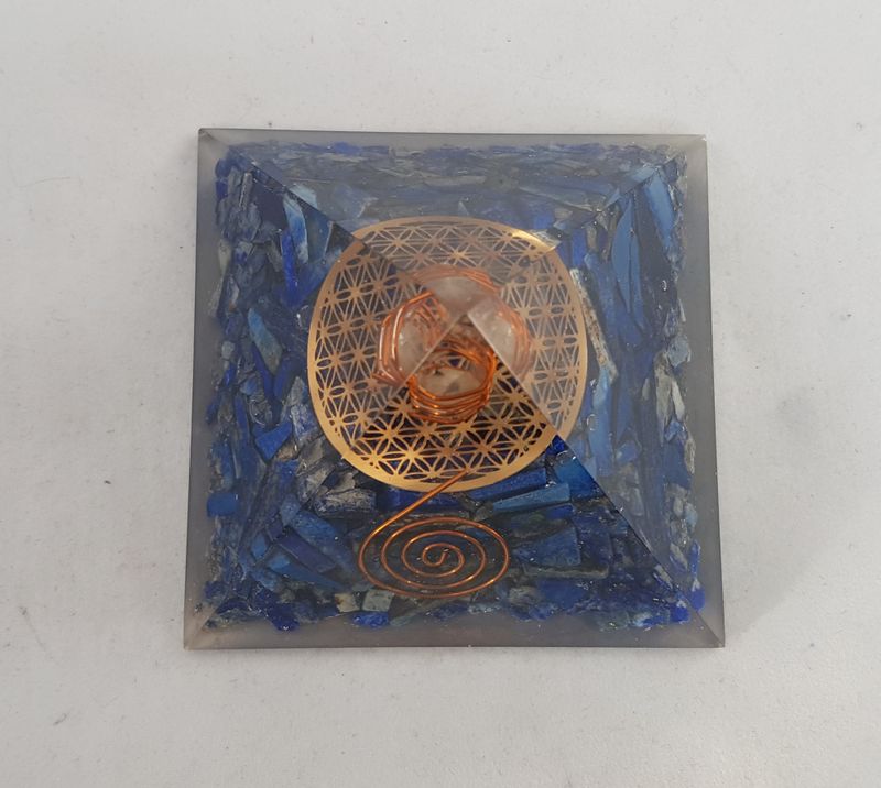 Orgonitt pyramide Livets Blomst & Lapis Lazuli